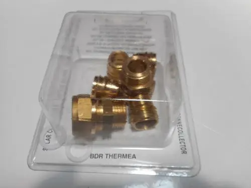 Zwei Kupferanschlussstücke von Remeha, sichtbar in einer transparenten Verpackung, die eine klare Sicht auf die Teile erlaubt.